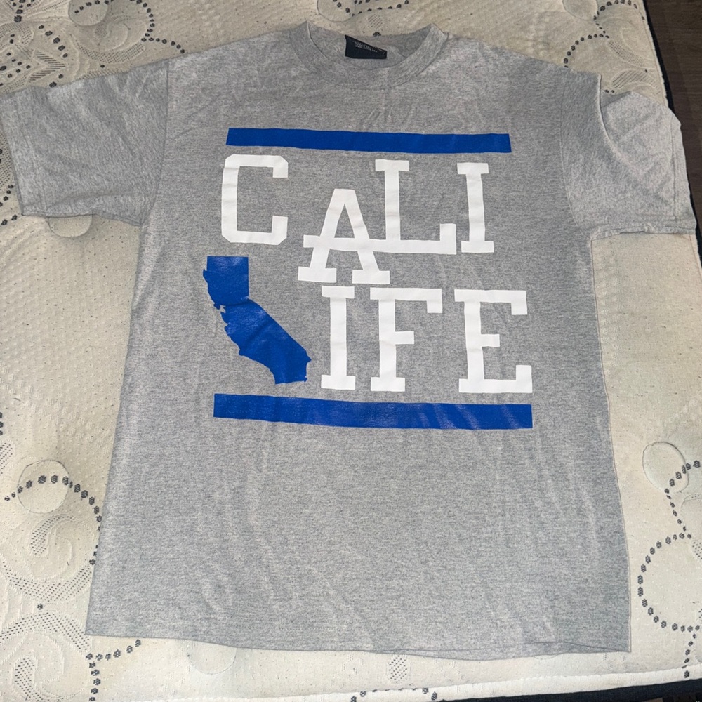 Gray "CALI LIFE" Graphic Tee with Blue size Medium